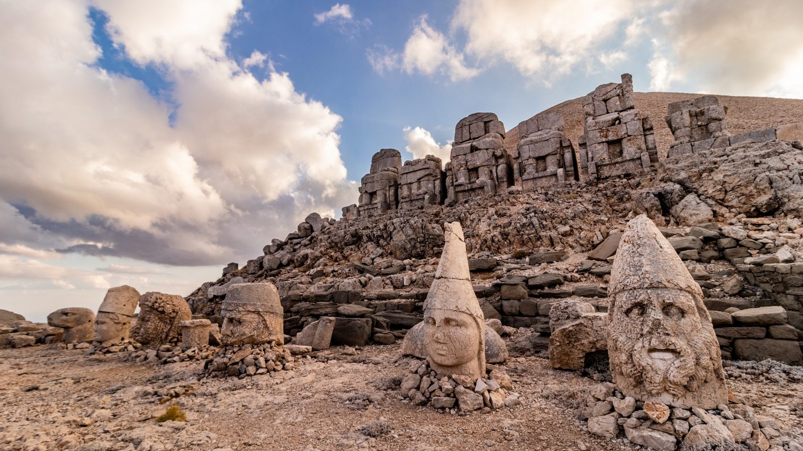 Colossal carved heads on the summit of Nemrut Dağı